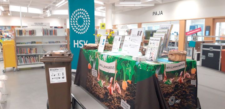 HSY:n Mullankumous-infopiste opastaa biojätteen lajitteluun Vantaan kirjastoissa syksyn aikana. Tarjolla on myös kompostointikursseja.