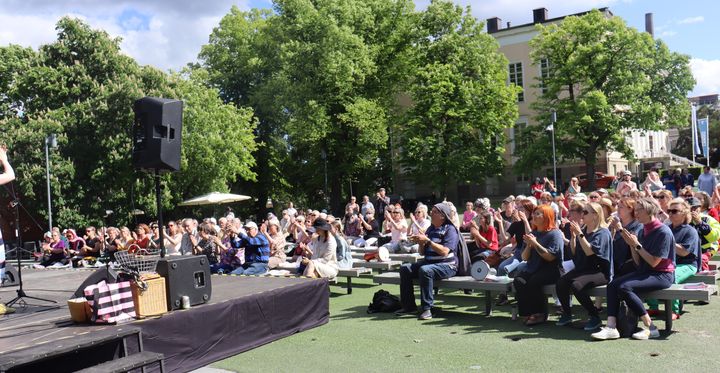 Kuka tahansa voi järjestää Tampere laulaa -tapahtuman. Yhteislaulun paikaksi sopii vaikkapa puisto tai työpaikan kahvila.