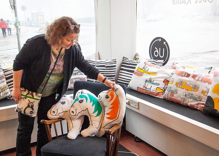 "Asiakkaamme ovat ottaneet pop up -kauppamme ilolla vastaan", Leena Toivonen kertoo. Kuva: Virpi Velin