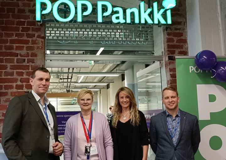 POP Pankki, Suomen Osuuspankin toimitusjohtaja Timo Kalliomäki sekä pankin Porin toimipisteen Riitta Mäkisalo, Johanna Vallinen ja Niko Nummelin juhlistamassa toimipisteen avajaisia pankin sulautumisviikolla 3.6.2022.