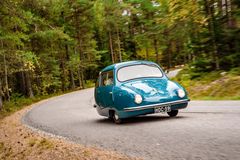 Fuldamobiileja eli 1950-luvun mopoautoja nähdään kesällä Vehoniemen Automuseossa. Kuva: Vehoniemen Automuseo
