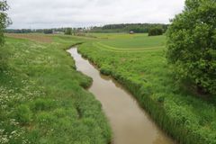 Sibbo ås mellersta lopp rinner genom jordbrukslandskap. Foto Aki Janatuinen