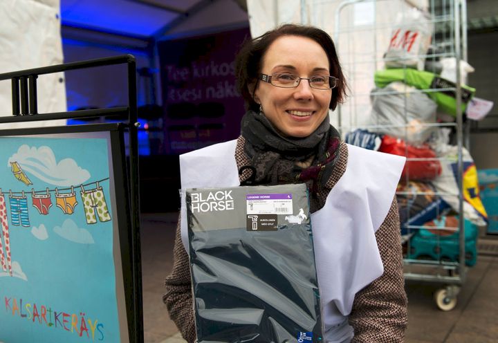 Diakoni Minna Valkiainen oli keskiviikkona vastaanottamassa lahjoituksia kalsarikeräykseen.