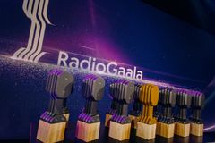 Radiovuosi huipentui tänään RadioGaala-tapahtumaan, jossa palkittiin alan ansiokkaimmat teot ja tekijät sekä julkistettiin vuoden radiojuontajat ja radio-ohjelmat.