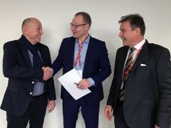 Zonista GmbH:n toimitusjohtaja Alfred Becker, Savonlinnan kaupunginjohtaja Janne Laine ja Visit Finlandin johtaja Paavo Virkkunen.
