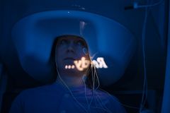 HUSin BioMag-laboratoriossa mitataan aivojen sähkö- ja magneettikäyriä. Kuva: Kansallinen neurokeskus.