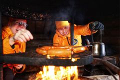 Kiviniemen matkailutilalla on mm. majoitusaittoja, saunoja, laavu sekä noin sadalle henkilölle mitoitettu, vanhaan navettaan rakennettu juhlatila. Kuvassa Kontiolahti Outdoorin kehityspäällikkö Mika Okkonen (vas.) ja toimitusjohtaja Kimmo Turunen. Kuva: Niina Vatanen/Kontiolahden kunta.