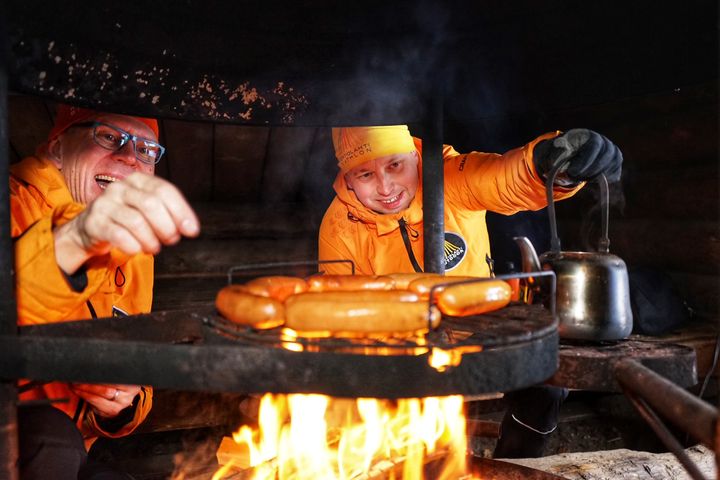 Kiviniemen matkailutilalla on mm. majoitusaittoja, saunoja, laavu sekä noin sadalle henkilölle mitoitettu, vanhaan navettaan rakennettu juhlatila. Kuvassa Kontiolahti Outdoorin kehityspäällikkö Mika Okkonen (vas.) ja toimitusjohtaja Kimmo Turunen. Kuva: Niina Vatanen/Kontiolahden kunta.