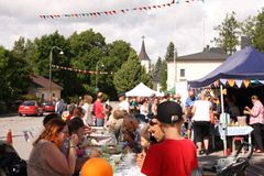 Viime vuonna Lapinjärvellä järjestettiin Katubileet, jossa kokoonnuttiin syömään yhdessä. Sama konsepti toteutetaan Lapinjärven Puistofestareiden yhteydessä elokuussa.