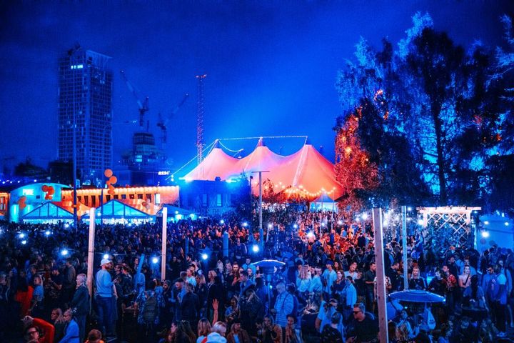 Flow festival Suvilahdessa vuonna 2019. Kuva: Jussi Hellsten / Helsingin kaupunki