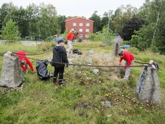 Helsingin kaupunginmuseon kulttuuriympäristöohjelmassa tehdään työtä yhdessä kaupunkilaisten kanssa selvittämällä heidän suhdettaan helsinkiläiseen kulttuuriympäristön hoitoon ja vaalimiseen. Arkeologian harrastajat ANGO ry hoitamassa Kulosaaren pronssikautista hautaröykkiötä. Kuva: Heini Hämäläinen