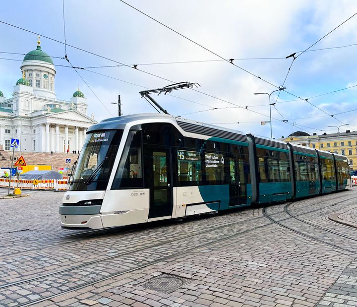 Helsinki, 8.11.2021 – Ensimmäinen Škoda Transtechin Otanmäen tehtaalla Kajaanissa valmistama Artic X54-pikaraitiovaunu ottaa nyt kyytiin matkustajia Kauppatorin ja Ooperan välillä. Tähän asti sillä on ajettu testiajoa Helsingin raitioteillä.