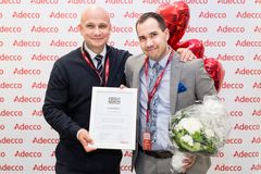 Adecco Finland Oy:n toimitusjohtaja Jukka-Pekka Annala allekirjoitti työsopimuksen Suomen CEO for One Month 2017 Joshua Moorreesin kanssa. Moorrees valittiin tehtävään lähes 700 kandidaatin joukosta.