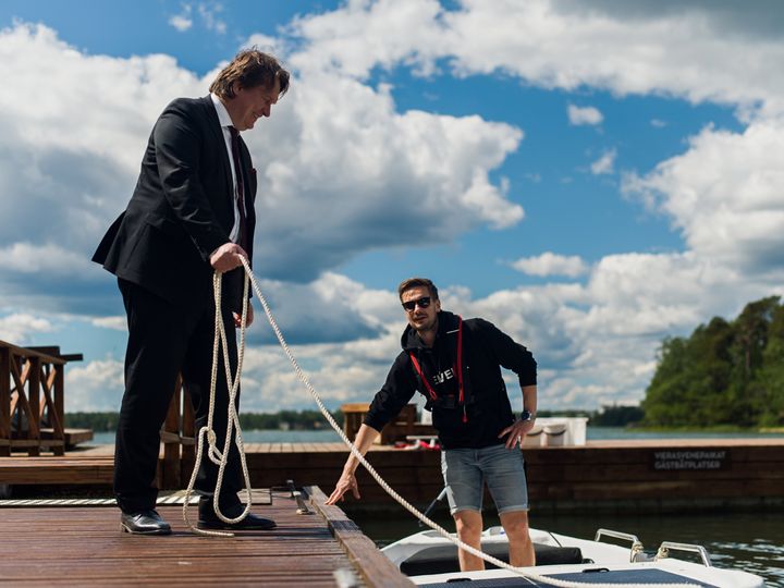 Enligt hotelldirektör Kai Mattsson ingår den soldrivna elbåten Greta i Hanaholmens hållbarhetstänkande. Fotograf: Robert Lindström.