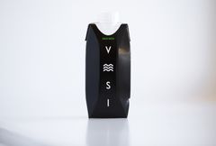 Koivunsilmuista uutettu Vesi Birch Water -koivuvesi sisältää terveyttä tukevia luontaisia vitamiineja, elektrolyyttejä, antioksidantteja, hivenaineita ja ksylitolia.