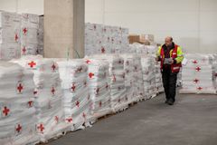 Finlands Röda Kors biståndsarbetare Juha Niininen befinner sig i ett lager i östra Ungern den 22 mars och granskar biståndsförnödenheter på väg till Ukraina. Bild: Marko Kokic / IFRC