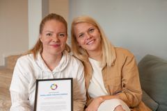 Ella Rosti (vas.) ja Susanna Silvander-Rosti Asiallisen tieon omena -tunnustuksen kanssa kotonaan Vihdissä.