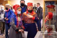 : Kaija Länsman ja Anni Guttorm tutustumassa palautuneisiin esineisiin Kotiinpaluu-juhlassa Saamelaismuseo Siidassa 9.9.2021. Kuva: Ville-Riiko Fofonoff, Saamelaismuseo Siida