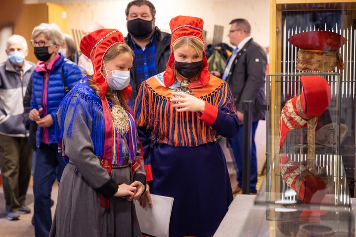 : Kaija Länsman ja Anni Guttorm tutustumassa palautuneisiin esineisiin Kotiinpaluu-juhlassa Saamelaismuseo Siidassa 9.9.2021. Kuva: Ville-Riiko Fofonoff, Saamelaismuseo Siida