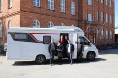 Nuorisopalveluiden työntekijät pääsivät 26.5. tutustumaan uuteen liikkuvaan nuorisotilaan. Kuvassa upouutta autoa ihastelemassa Teemu Saarinen (vas.), Laura Plosila, Anna-Leena Orava, Chatarina Fjällström, Mika Pietilä ja Juha-Matti Wahlström. Kuva: Vaasan kaupunki / Susanna Saari