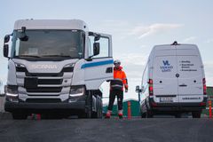 Jäteöljy on ongelmajätettä. Huolehdimme niin teollisuuden, maatalouden kuin liikenteen jäteöljyn noudosta ja sen asianmukaisesta kierrättämisestä.