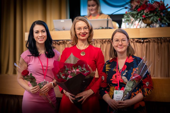 Puheenjohtajisto 2022-2024: Puheenjohtaja Tytti Tuppurainen (keskellä), 1. vpj Emmi Lintonen (vasemmalla) ja 2. vpj Minna Salminen (oikealla). Kuva: Jenni Lang
