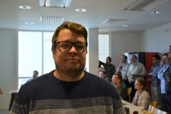 Apulaisprofessori Juha Muhonen sai akatemiatutkijan rahoituksen toteuttaakseen optisen mittausmenetelmän spin-tiloille piissä. Hän työskentelee Jyväskylän yliopiston Nanotiedekeskuksessa.