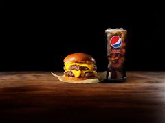 Huittisten burgeritaikuri  Piritta Puonti pääsi Huittinen Classic -reseptillään uuden Pepsi MAX & Burger Lovers -virtuaaliravintolan listalle. #PepsiMAXFI