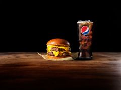 Huittisten burgeritaikuri Piritta Puonti pääsi Huittinen Classic -reseptillään uuden Pepsi MAX & Burger Lovers -virtuaaliravintolan listalle. #PepsiMAXFI