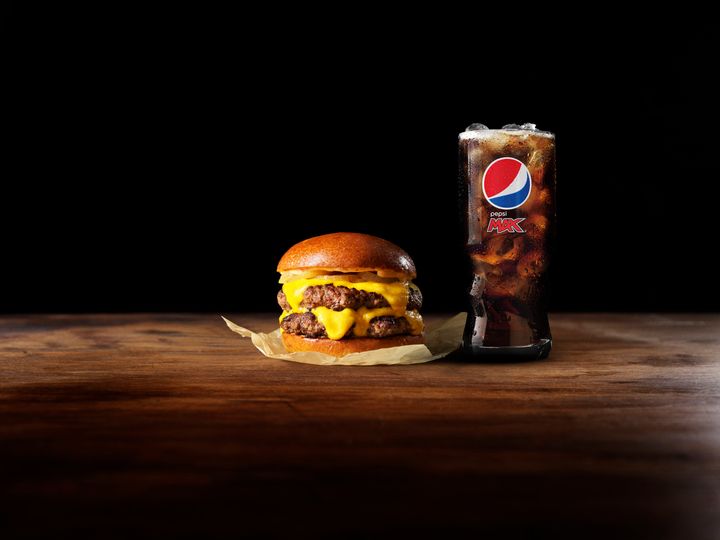 Huittisten burgeritaikuri Piritta Puonti pääsi Huittinen Classic -reseptillään uuden Pepsi MAX & Burger Lovers -virtuaaliravintolan listalle. #PepsiMAXFI