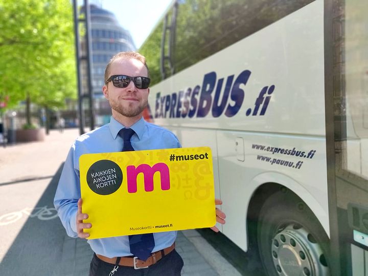 Olli-Veikko Ojanen on yksi Expressbus-kuljettajista, joka ajaa 10 euron museomatkoja kesällä.