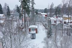 Helsingissä Tapanilassa mitataan puunpolton vaikutusta ilmanlaatuun vuonna 2023. Mittausasema oli samassa paikassa myös viime vuonna.