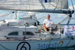 Lehtinen on kiertänyt maapallon yksin purjehtien jo kertaalleen osallistuttuaan vuoden 2018 Golden Globe Race -kisaan. Hän on harjoitellut useimpia mahdollisia tilanteita varten ja myös Asteria-veneensä oli varustettu asiaankuuluvin turvavarustein.
Asteriassa oli mahdollista aluksenjättötilannetta varten kaksi pelastuslautalle mukaan otettavaa Grab bag- varustelaukkua ja yksi Coms bag -viestintävälinelaukku. Coms Bag sisältää YB3 jäljitinlaitteen, satellittiipuhelimen sekä kaksi VHF-puhelinta. Grab Bag sisältää lämpöpeitteen, ensiapulaukun, hätämuonaa ja vettä, käsikäyttöisen juomavesisuodattimen, valoja ja soihtuja, GPS-paikanninlaitteen sekä SART- ja EPIRB -hätäpaikannusmajakat. Lisäksi varusteisiin kuuluu esimerkiksi lääkkeitä, silmälasit, siimaa, tölkinavaaja, signaalipeili sekä vedessä toimivat muistiinpanovälineet. Pelastuslautta oli mallia Solas A. Kuva GGR22-kisan startista, Petri Porkola