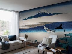 Hokusai-kuvatapetti on kuin levollisen sinisen, turkoosin, beigen ja ruskeanharmaan sävyinen seinämaalaus. Fujivuorta ja Tama-jokea esittävä kuva on peräisin taiteilija Hokusain puupiirroksesta. Tapetti on suunniteltu yhteistyössä Röhhskan museon kanssa.