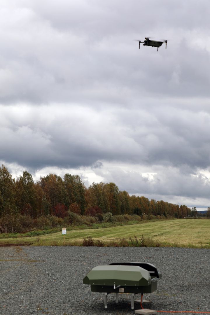 Latausasemalle palaava drooni. Kuva: Jukka Forsman / Luonnonvarakeskus.