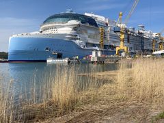 Maailman suurin loistoristeilijä Icon of the Seas valmistuu hyvää vauhtia Turun telakalla. Myös Elcoline on viimeisen vuoden aikana päässyt osaltaan tekemään historiaa tämän loistoristeilijän rakentamisessa – muun muassa vaativien teknisten tilojen sähköistämisessä sekä osallistuessaan merikoeajoihin juhannuksen tienoilla. Kuva: Elcoline