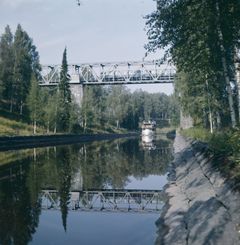 Laiva Saimaan kanavassa 1940-luvulla. Saimaan laivatyö sai Museovirasto navustusta vuonna 2021. Kuva: Aarne Pietinen, Historian kuvakokoelma, Museovirasto