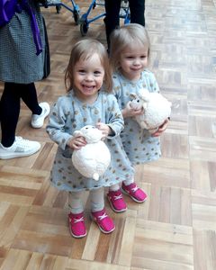 Museokortin syntymäpäiväkaimoiksi osuivat myös museonatiivit kaksoset Mila ja Daniela Julkujärveltä.