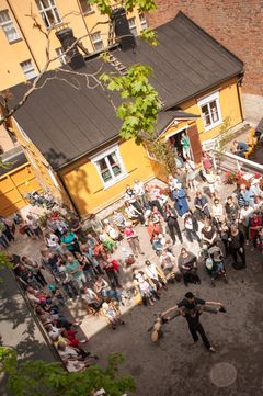 Sirkus tulee Ruiskumestarin talon pihalle koko perheen kevättapahtumassa lauantaina 25.5.2019. Kuva: Helsingin kaupunginmuseo/Mari Valio.