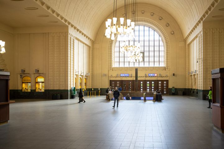 Helsingin päärautatieasema korona-poikkeusaikana huhtikuussa 2020. Kuva: Yehia Eweis / Helsingin kaupunginmuseo.