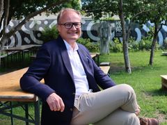 Lataamon toimitusjohtaja Antti Kärävä kuvattiin Lataamon kodin, Kulttuuritehdas Korjaamon, puutarhassa kesäkuussa 2022.