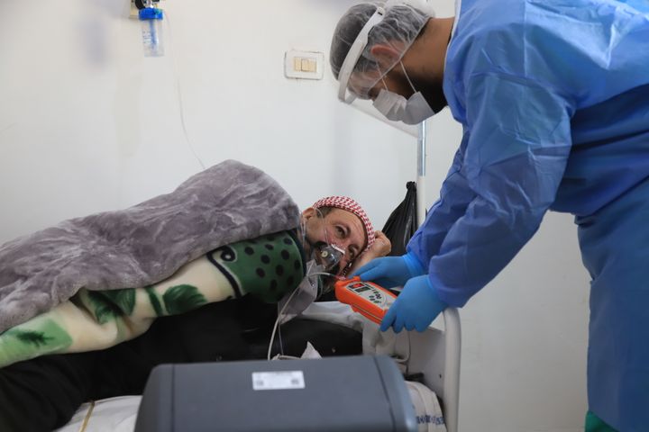 Sairaanhoitaja tarkistaa potilaan happisaturaatiota sairalassa Idlibin kaupungissa. Osastolla hoidetaan potilaita, joilla epäillään covid-19-tartuntaa.
Kuva: Abdul Majeed Al Qareh / Lääkärit Ilman Rajoja.