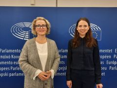 MEP Miapetra Kumpula-Natri ja avustaja Tiina Hirvisaari.