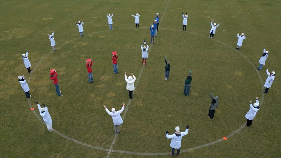 Keskiympyrässä ihmiset