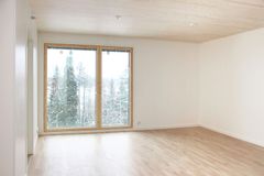 Asuntojen erikoisuutena on suuret, lattiasta lähtevät ikkunat, jotka eristävät lämpöä tavallista tehokkaammin. Kuva M2-Kodit