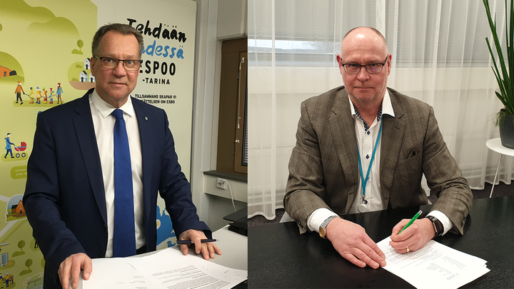 Koronapandemian takia Espoon kaupunginjohtaja Jukka Mäkelä (vasemmalla) ja Carunan toimitusjohtaja Tomi Yli-Kyyny allekirjoittivat yhteistyösopimuksen omalla toimistollaan.