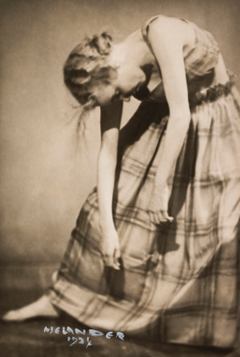 Tanssi 07 vedos. Tanssitaiteilija Martta Bröyer esitteli 1920-luvulla Suomessa modernin tanssin uusia virtauksia kuten absoluuttista tanssia, jota esitettiin täysin ilman säestystä. Kuva: Ivar Helander 1927 / Helsingin kaupunginmuseo.