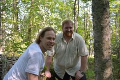 Myyrän pelästyneeltä lajitoveriltaan saama kemiallinen viesti pedon uhasta lisää myyrien lisääntymistä, sanovat Jyväskylän yliopiston tutkijat Marko Haapakoski (vas.) ja Thorbjörn Sievert. Kuva: Jyväskylän yliopisto