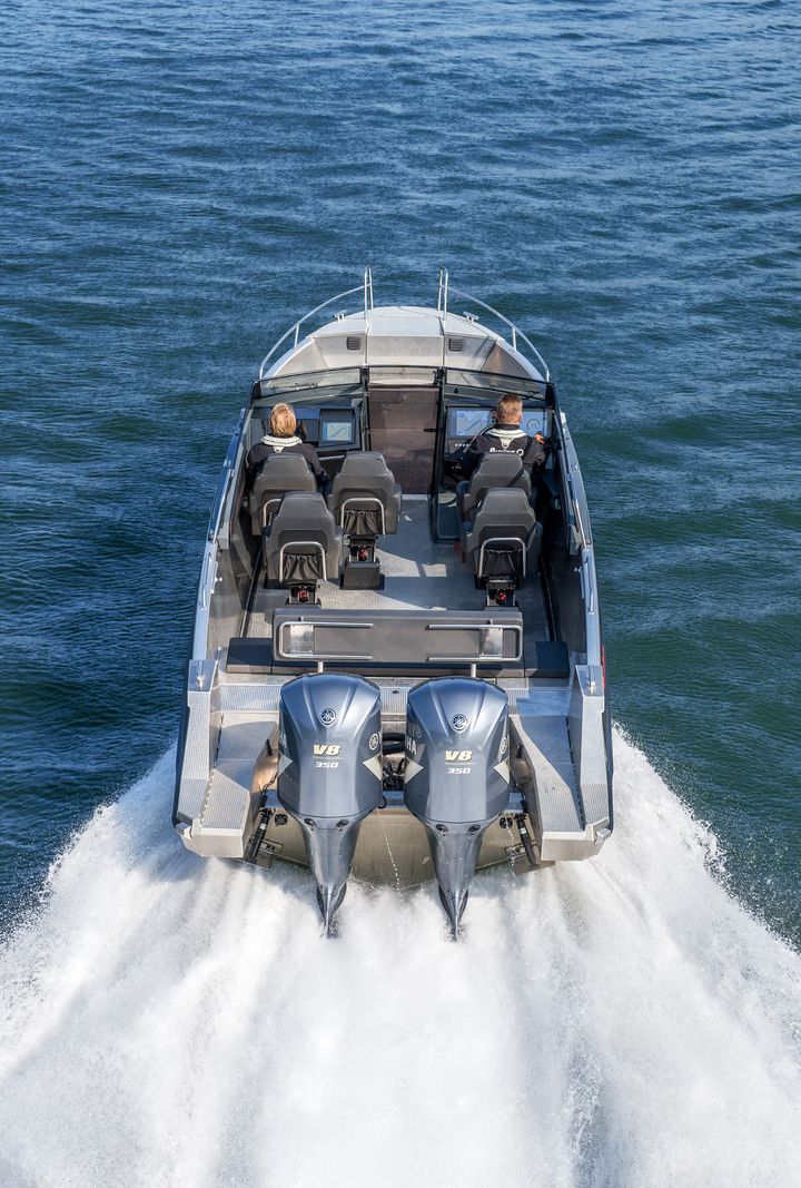 In contrast to other Buster models, the Phantom can be equipped with twin outboard engines. For the twin engine arrangement, the most powerful option is a combination of two 5.3-litre Yamaha V8 engines that produce 350 hp each.