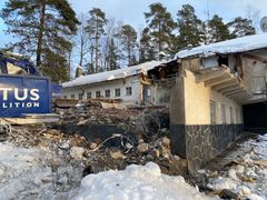 Byggnader på Solvalla som rivs för att bereda plats för nybygge. Foton: Jonas Jernström/Folkhälsan